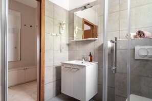 Dusche, Haartrockner, Handtücher