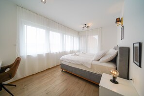 1 habitación, tabla de planchar con plancha, wifi gratis y ropa de cama