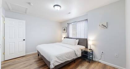 Spacious Two-Bed Updated Near DIA easy Denver Access