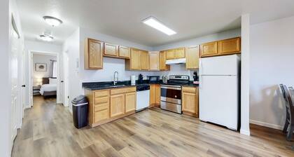 Spacious Two-Bed Updated Near DIA easy Denver Access