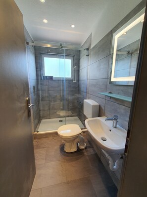 Dusche, Haartrockner, Handtücher, Seife