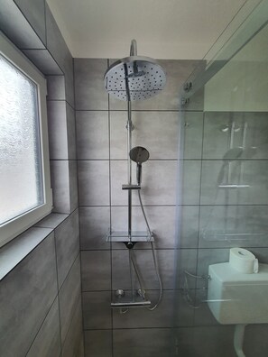 Shower, hair dryer, towels, soap - Cozy vacation apartment in the beautiful Oberharz (Sankt Andreasberg)