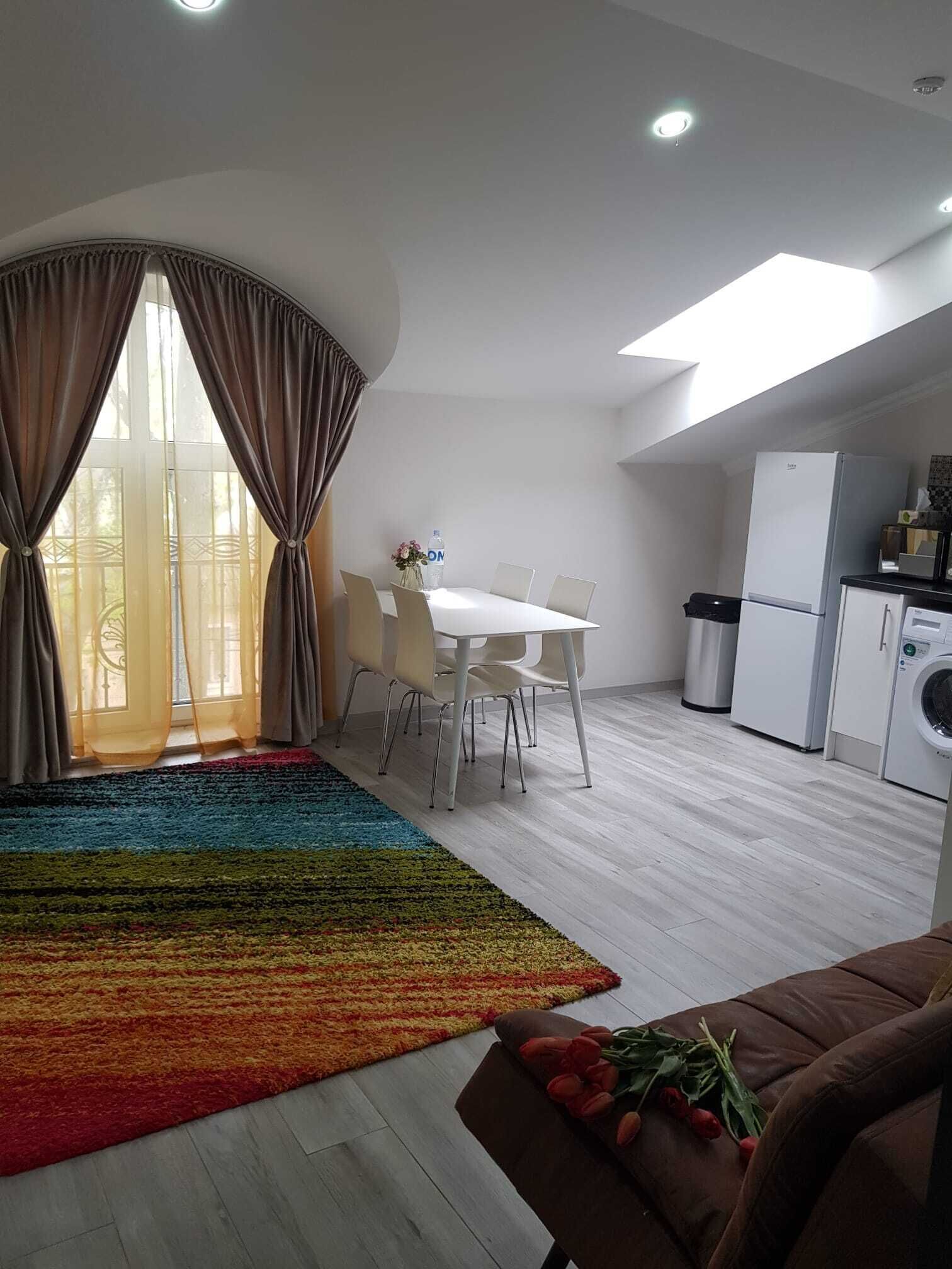 Eine moderne Wohnung mit Essbereich, Küche und Wohnraum.