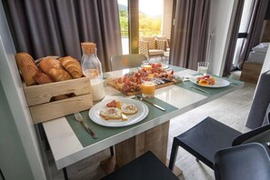 Dining - Pretty Green - your vacation oasis in the green, right on the beach (Drage)