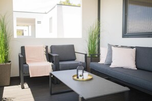 Terrace/patio - Pretty Green - your vacation oasis in the green, right on the beach (Drage)