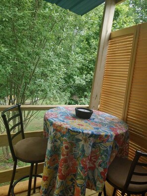 Outdoor dining - Tiny House Glamping at Watts Bar (Spring City)