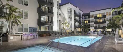 Una piscina al aire libre