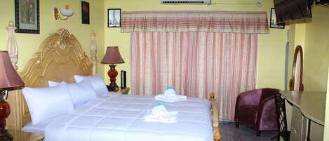 Caja de seguridad en la habitación, escritorio y cortinas blackout