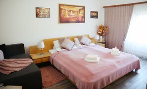 Habitación triple clásica, baño en la habitación | Servicios de la habitación