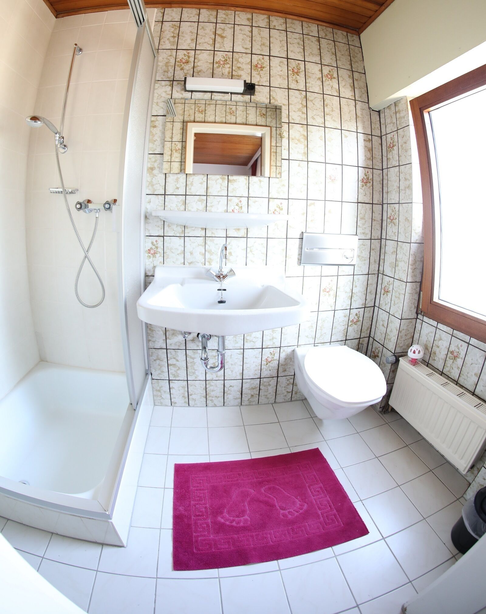 Standard-Doppel- oder -Zweibettzimmer, mit Bad, Blick auf den Innenhof | Zimmerausstattung