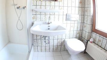 Standard-Doppel- oder -Zweibettzimmer, mit Bad, Blick auf den Innenhof | Zimmerausstattung