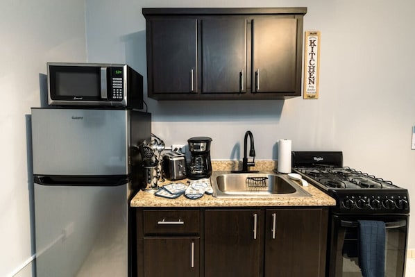 Frigorífico, microondas, horno y placa de cocina