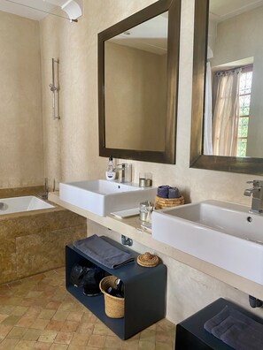 Dusche, Haartrockner, Bidet, Handtücher