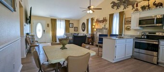 Downtown Eureka Springs 3mi+King Bed+Kitchen+Deck