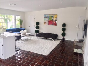 Living area - WALK 2 RODEO DR!TOP FLOOR. INQUIRE ABOUT PROMOS!!
100 5 STAR REVIEWS AVAILABLE!! (Beverly Hills)