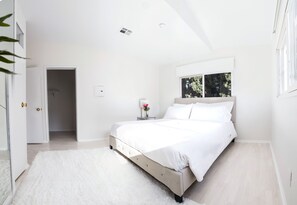 2 bedrooms, iron/ironing board, WiFi, bed sheets - WALK 2 RODEO DR!TOP FLOOR. INQUIRE ABOUT PROMOS!!
100 5 STAR REVIEWS AVAILABLE!! (Beverly Hills)