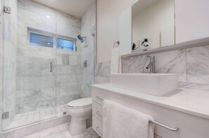 Dusche, Haartrockner, Handtücher, Seife