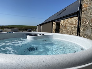 Outdoor spa tub - Skomer Sea View Cottage with Hot Tub- Dog Friendly (Haverfordwest)