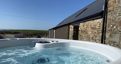 Skomer Sea View Cottage with Hot Tub- Dog Friendly