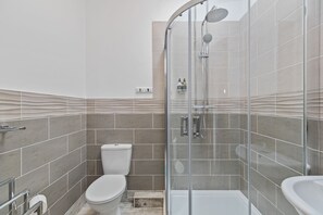 Chuveiro, secador de cabelo, toalhas de banho, sabonete