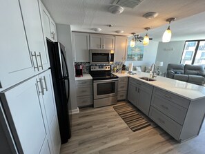 Frigorifero, microonde, forno, piano cottura