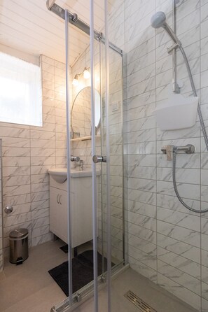 Dusche, Haartrockner, Handtücher, Seife