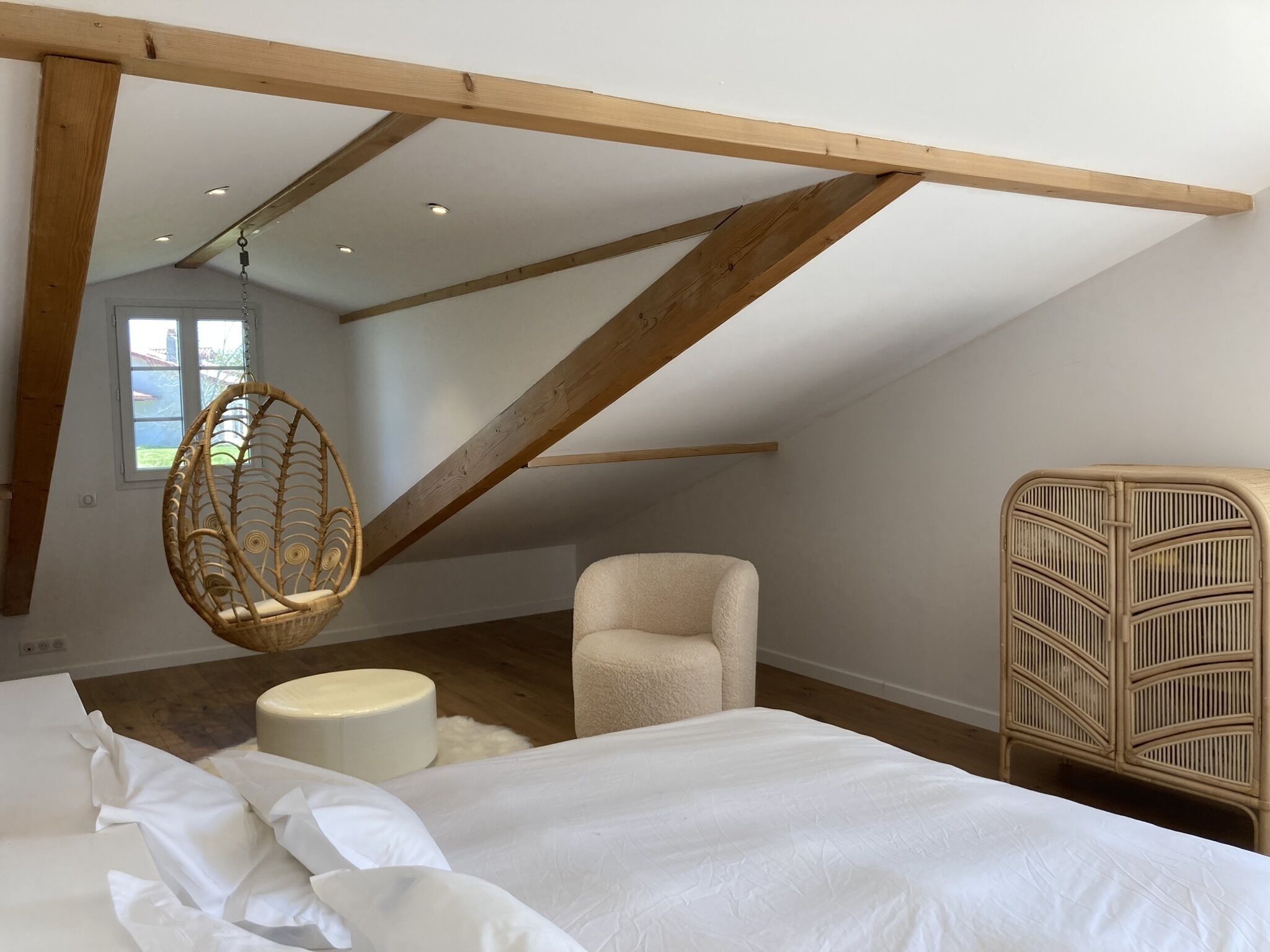 3 bedrooms, desk, iron/ironing board, travel crib