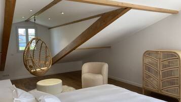 3 bedrooms, desk, iron/ironing board, travel crib