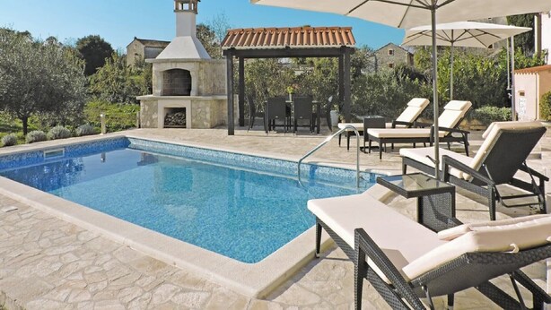 A swimming pool with lounge chairs and a barbecue area. - Villa Gea - Three Bedroom with Swimming Pool (Barban)