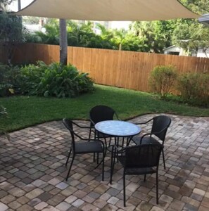 Outdoor dining - Your Happy Place (Melbourne)
