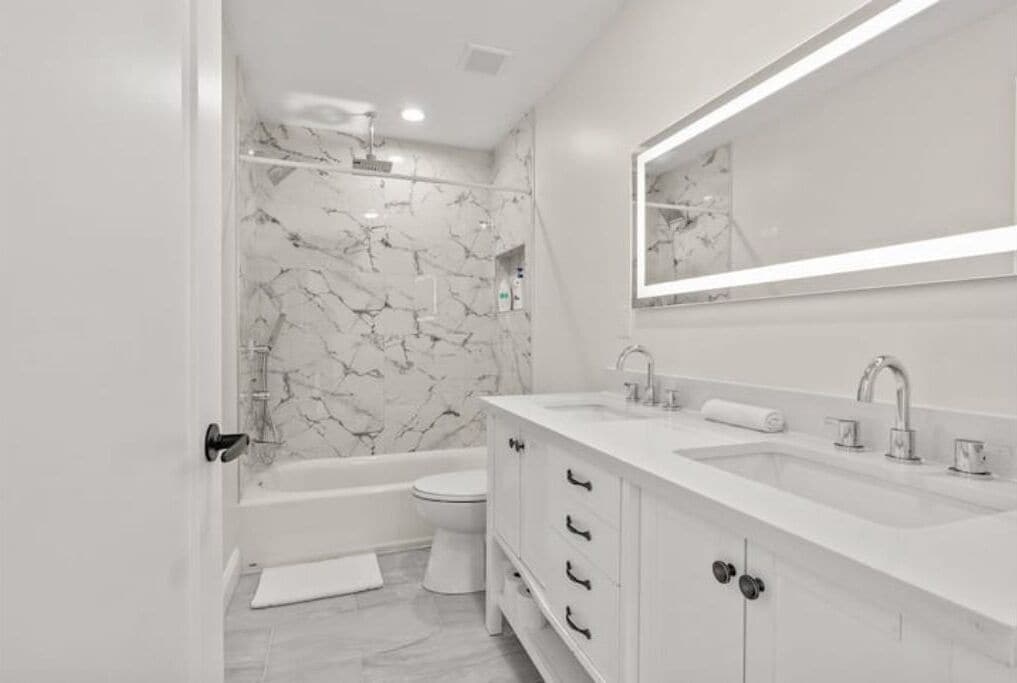 Een haardroger, handdoeken, zeep, shampoo