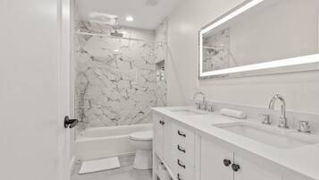 Een haardroger, handdoeken, zeep, shampoo