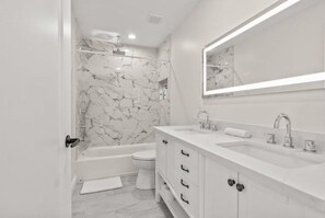 Een haardroger, handdoeken, zeep, shampoo