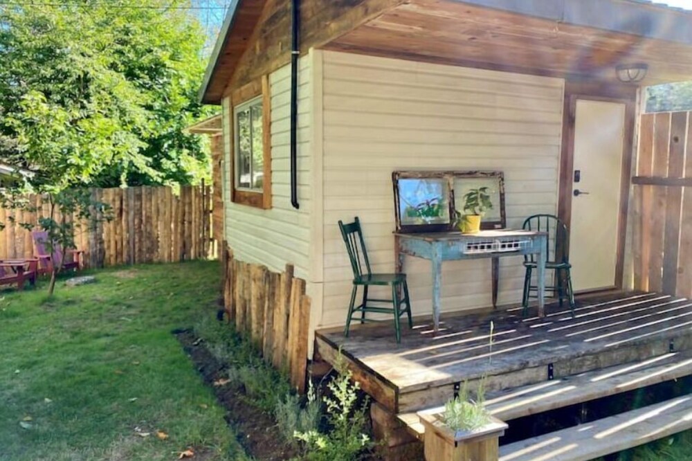 Shabby-chic Rustic-industrial shipping container fully equiped tiny home