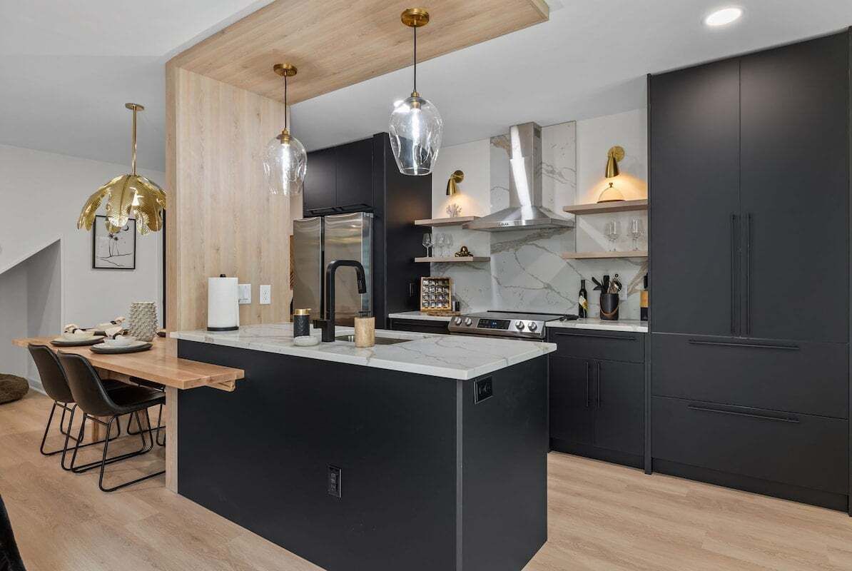 Mikrowelle, Ofen, Herdplatte, Wasserkocher mit Kaffee-/Teezubehör