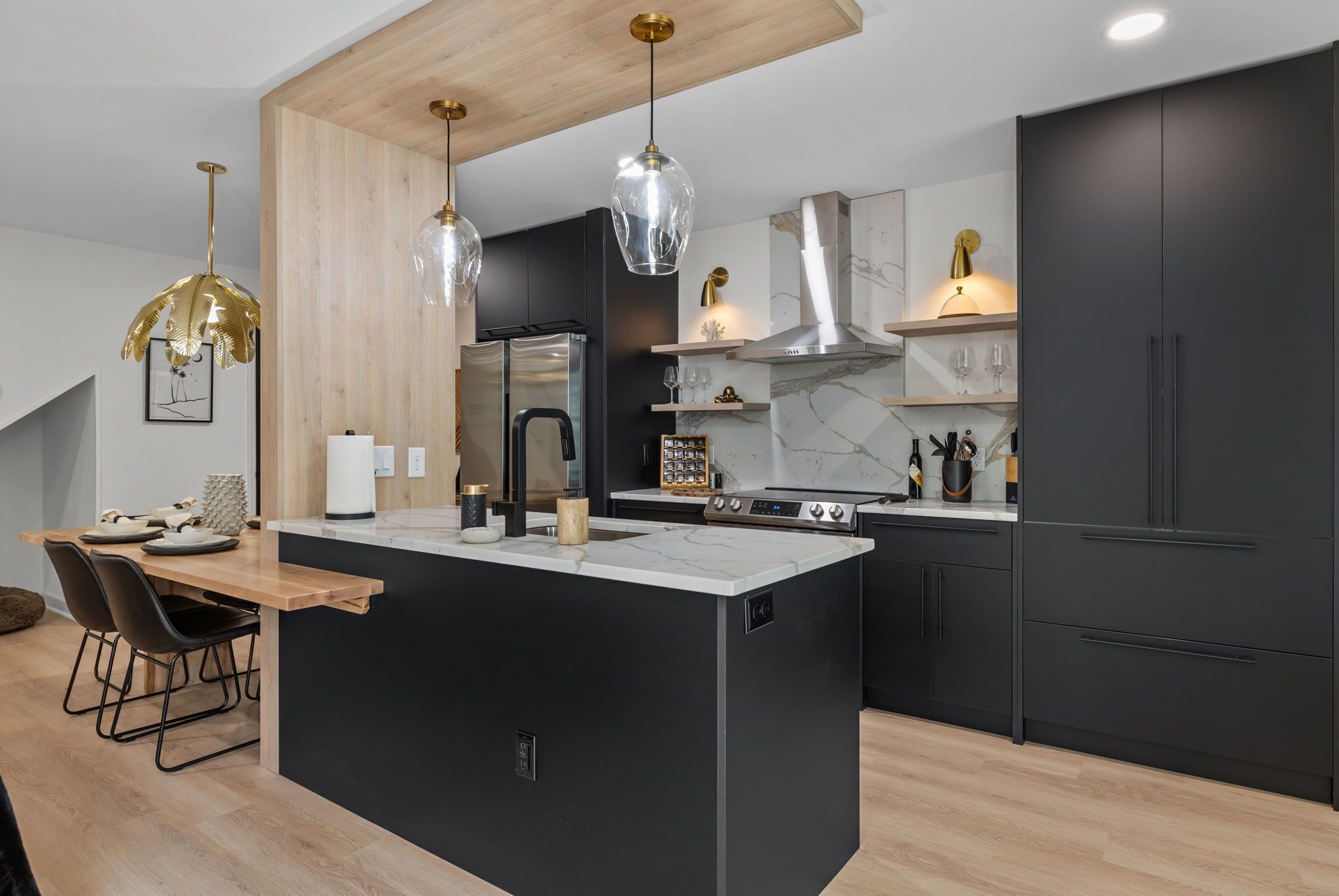 Microondas, horno, parrilla de estufa y cafetera y tetera 