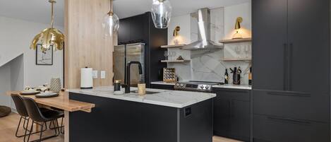 電子レンジ、オーブン、コンロ、コーヒー / ティーメーカー