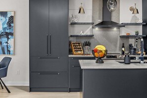 Réfrigérateur, micro-ondes, four, plaque de cuisson