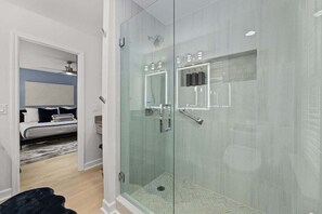 Een douche, een haardroger, handdoeken