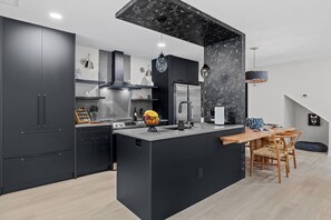 Réfrigérateur, four à micro-ondes, un four, surface de cuisson