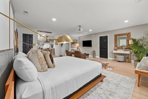 Escritorio, tabla de planchar con plancha, wifi gratis y ropa de cama 