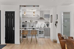 Réfrigérateur, micro-ondes, four, plaque de cuisson