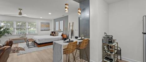 1 habitación, escritorio, tabla de planchar con plancha y cuna de viaje