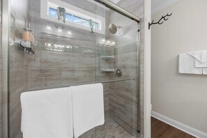 Dusche, Haartrockner, Handtücher