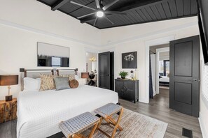 5 Schlafzimmer, Schreibtisch, Bügeleisen/Bügelbrett, Reisekinderbett