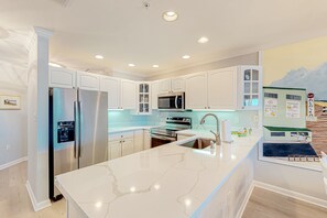 冷蔵庫、電子レンジ、オーブン、コンロ