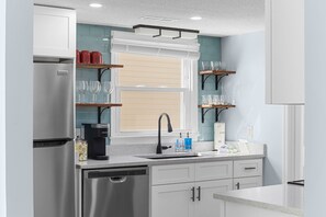 Refrigerador, microondas, horno y lavavajillas 