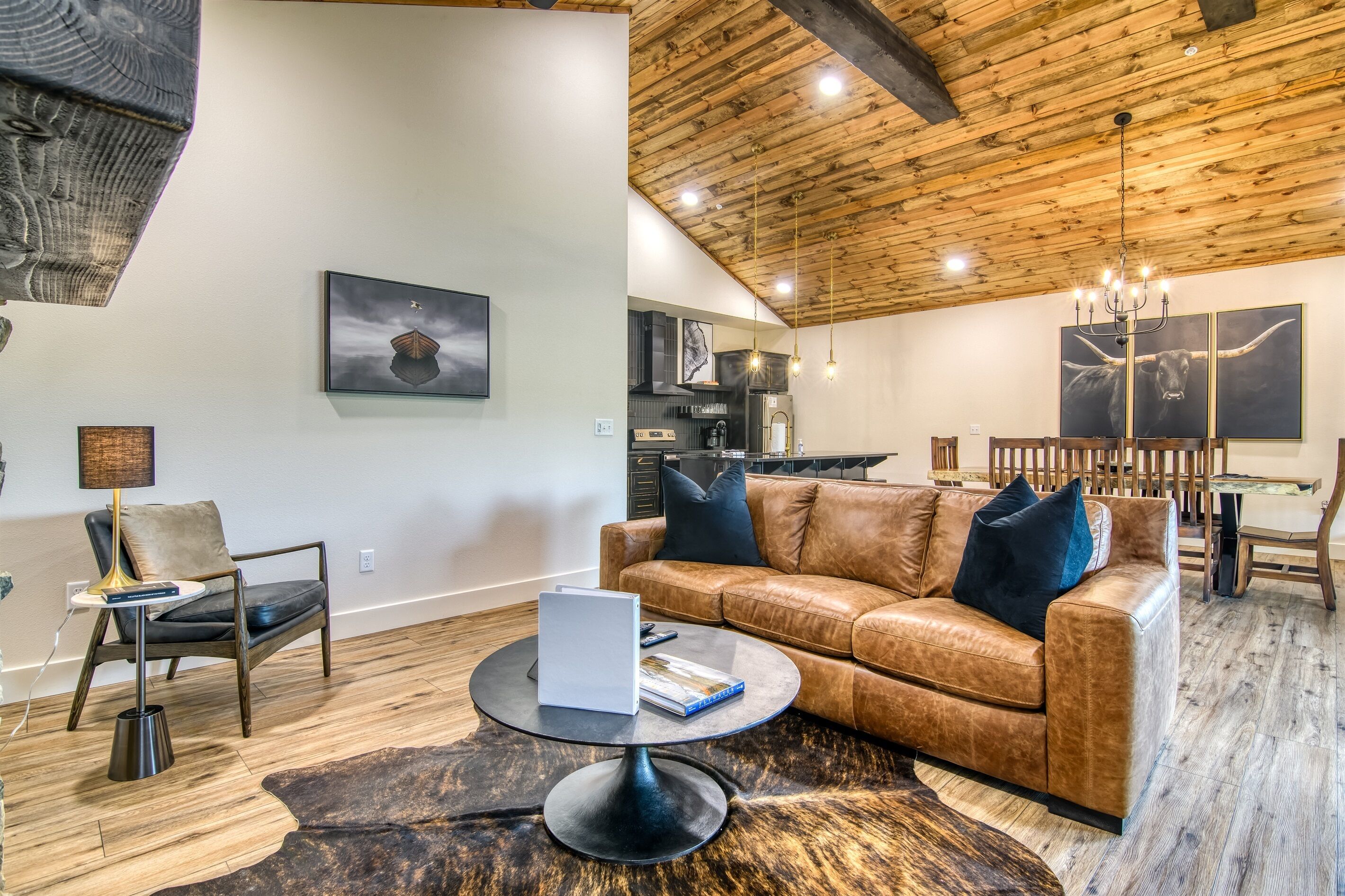 New Lakefront cabin with private hot tub