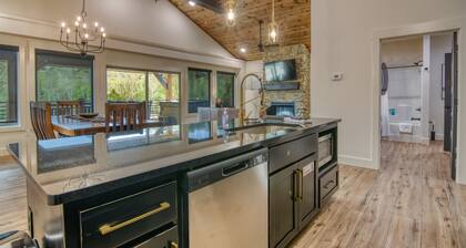 Lakefront Cabin w/ Hot Tub, Lake Acc, & Cmty Pool!