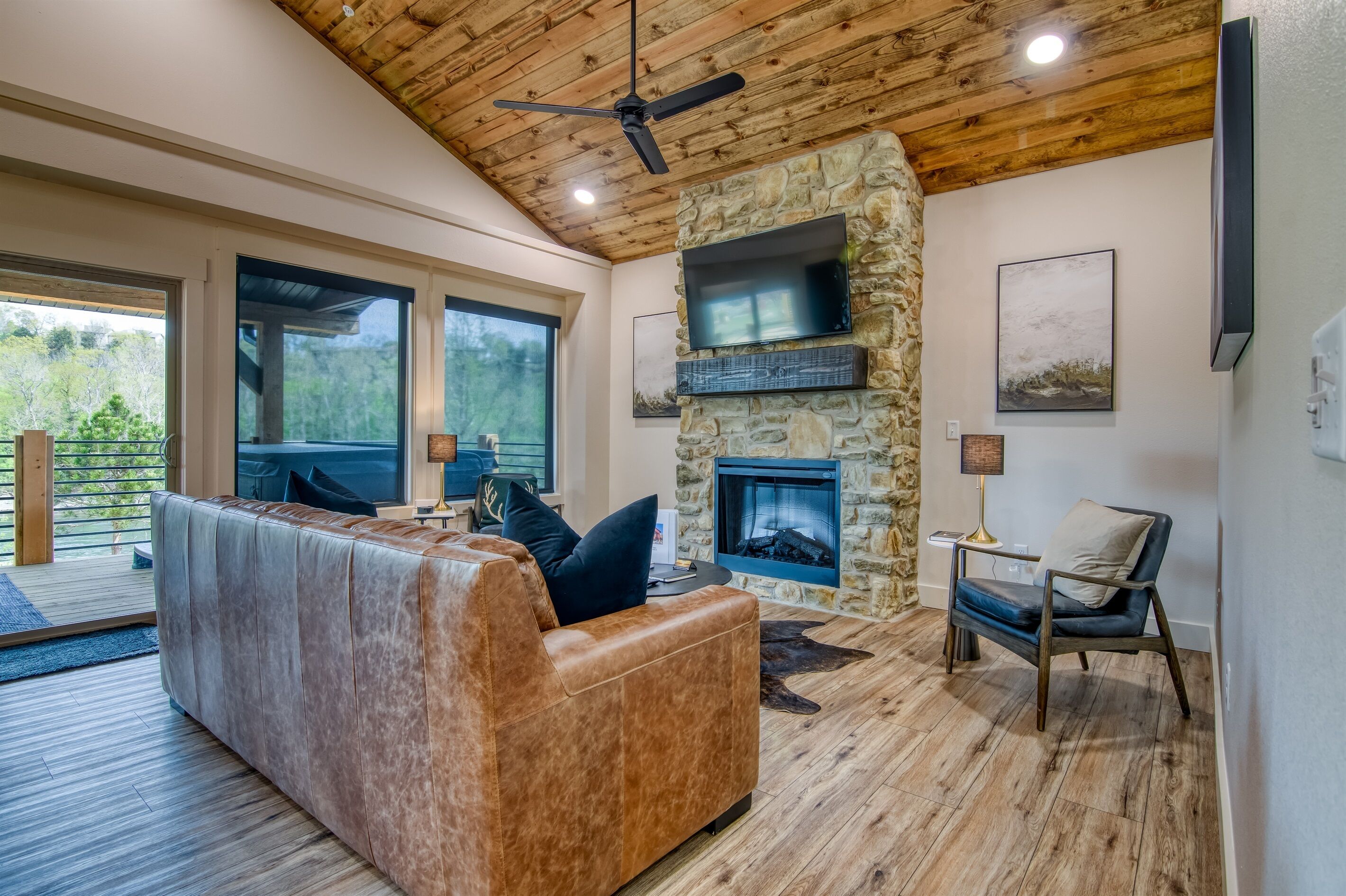 New Lakefront cabin with private hot tub